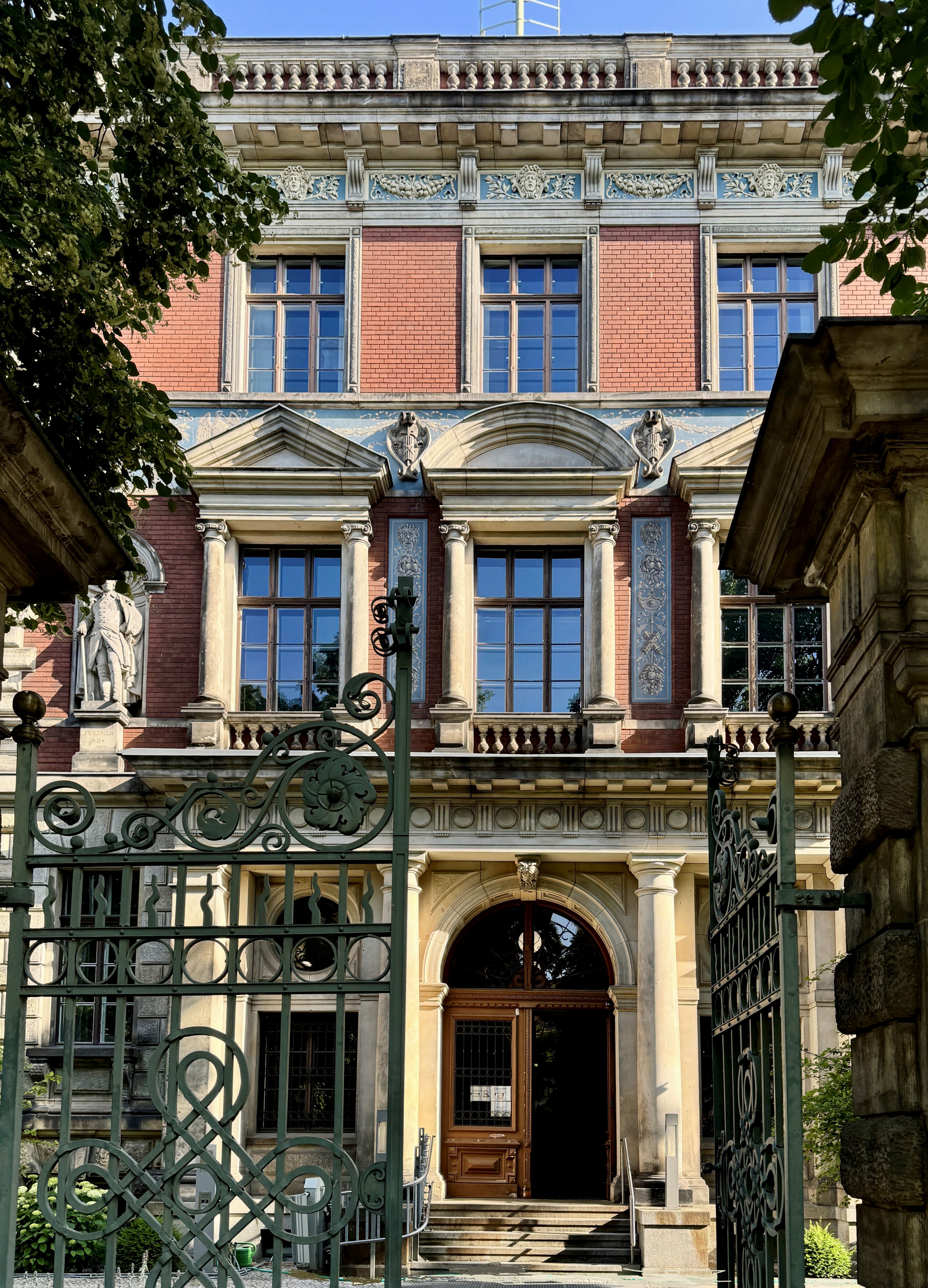 Das Gebäude des Amtsgerichts Potsdam in der Hegelallee